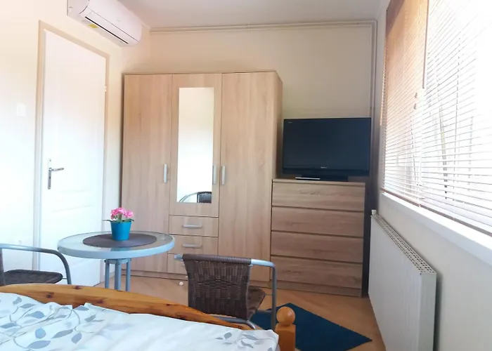 Lola Vendeghaz Apartament *